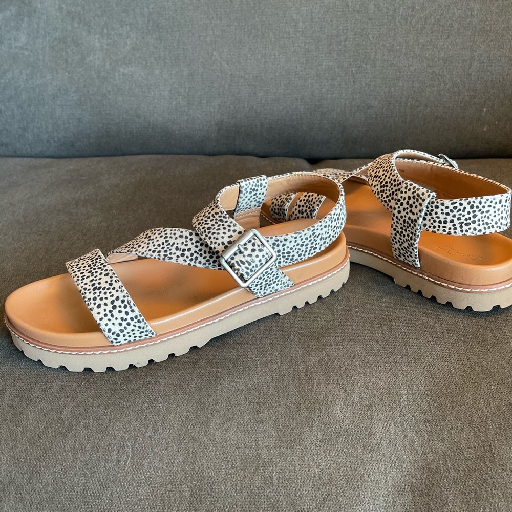 Universal Threads - Size 7 - Leopard Sandals